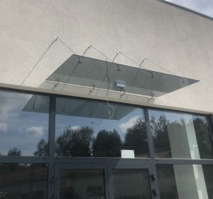 daszek-szklany-grafitowy-250x100-cm-grafit-szklo-laminowane.jpg