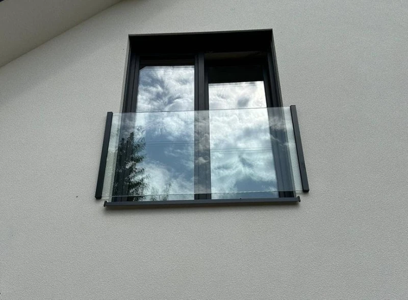balustrada-do-okna-przeszklenie-balkon-francuski-qubaglass.jpg