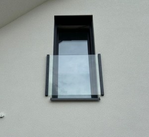 balkon-szklany-balkony-szklane-montowane-na-listwie.jpg
