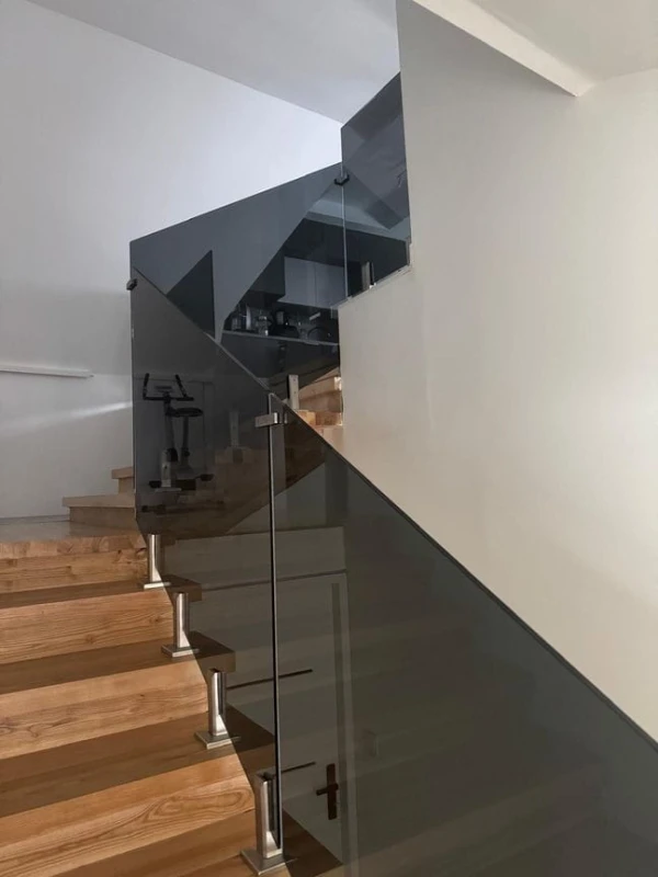 balustrada-balustrady-wewnetrzne-szklo-barwione-szklo-przyciemnione.jpg