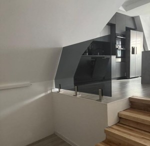balustrada-szklana-balustrady-szklane-na-spigotach-grafitowe-szklo-przyciemniane.jpg