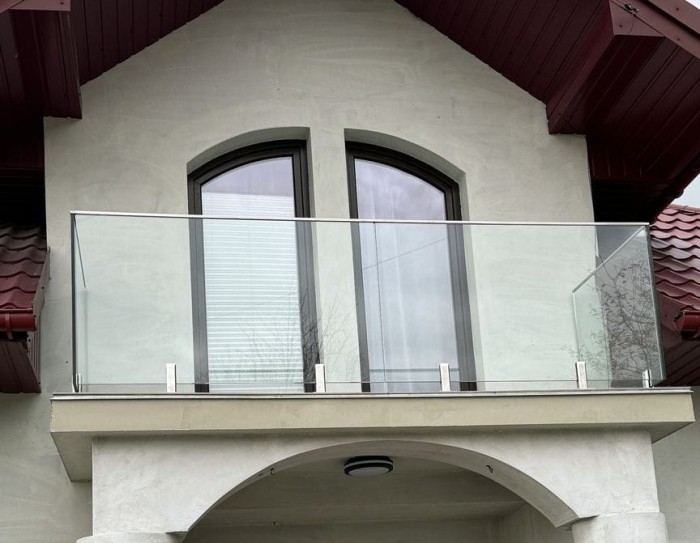 balustrada-szklana-spigoty-na-balkon-na-spigotach.jpg