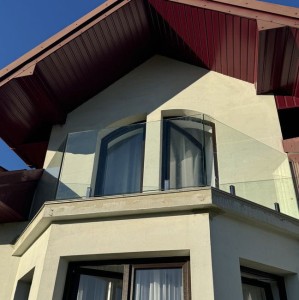 balustrada-szklana-na-spigotach-bezbarwne-szklo.jpg