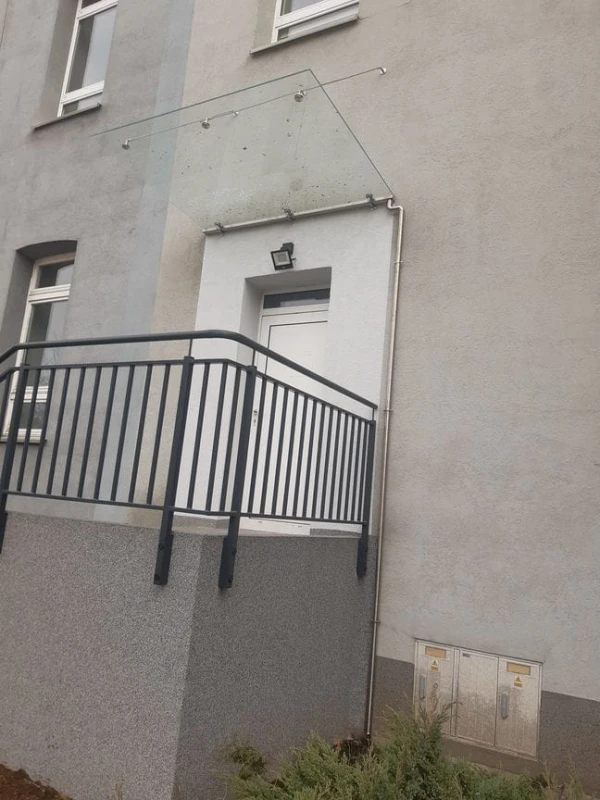 zadaszenie-szklane-daszek-rynna-spustowa.jpg