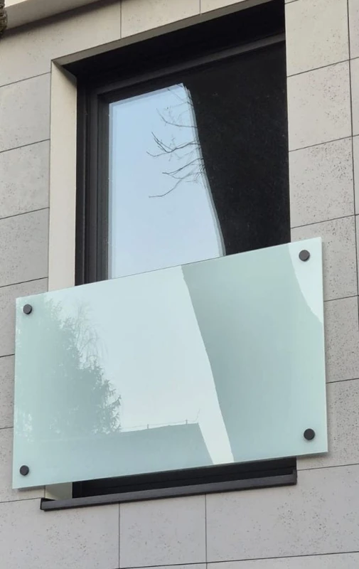 balkon-francuski-quba-czarne-rotule-szyba-matowa.jpg
