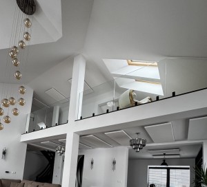 balustrada szklana na czarnych spigotach qubaglass.jpeg