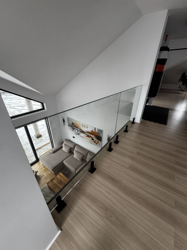 szklo na spigotach szyba laminowana na balustrade.jpeg