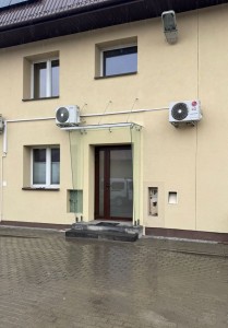 daszek szklany zadaszenie szklane sciany boczne pkp budynek.jpg