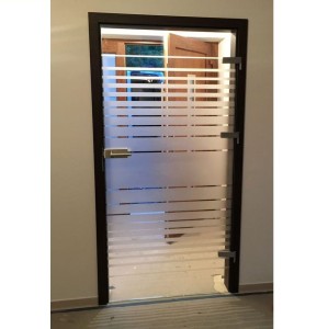 Skleněné otevírané dveře s pevnou zárubní vzor proužky 1.2